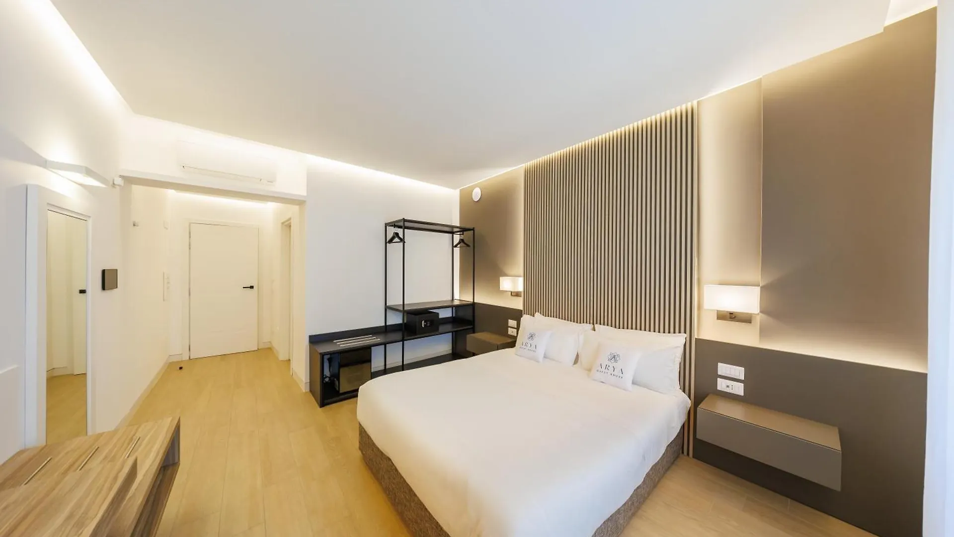 Arya Guest House Neapol